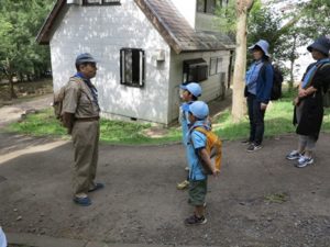 BvSはハイクに出発 