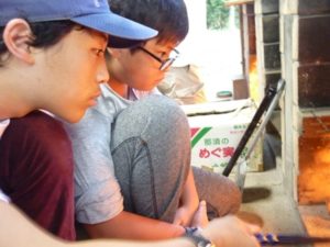 先輩も後輩も真剣です。