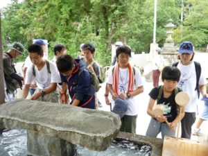神社にお参りします。